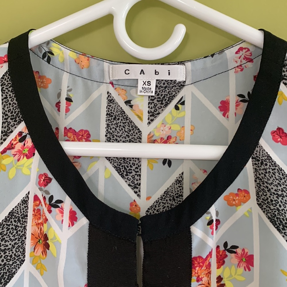 CAbi dogwood floral print top with black grosgrain ribbon detail. - Picture 3 of 4